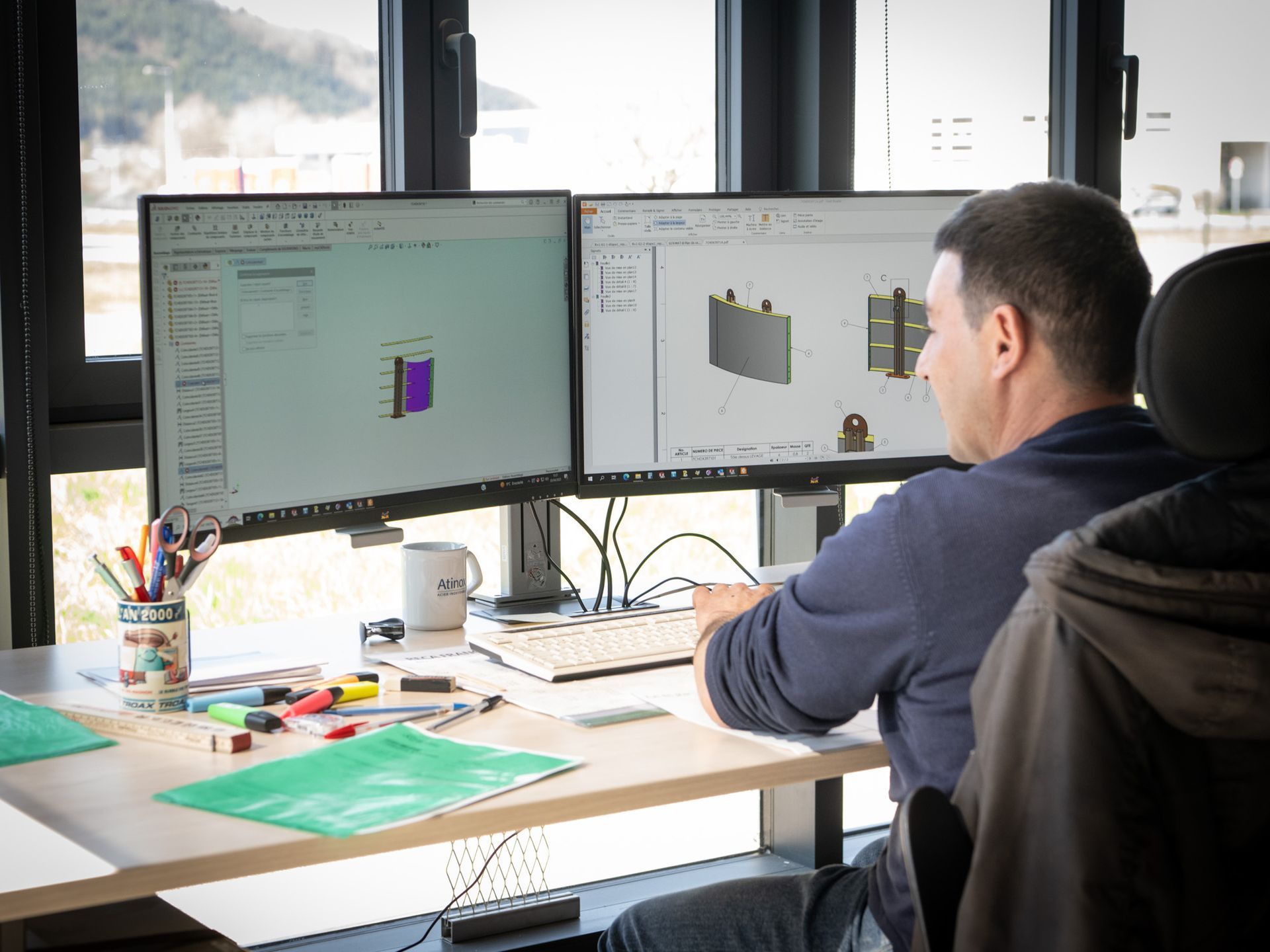 Homme devant un ordinateur pour la conception de pièces en 3d 