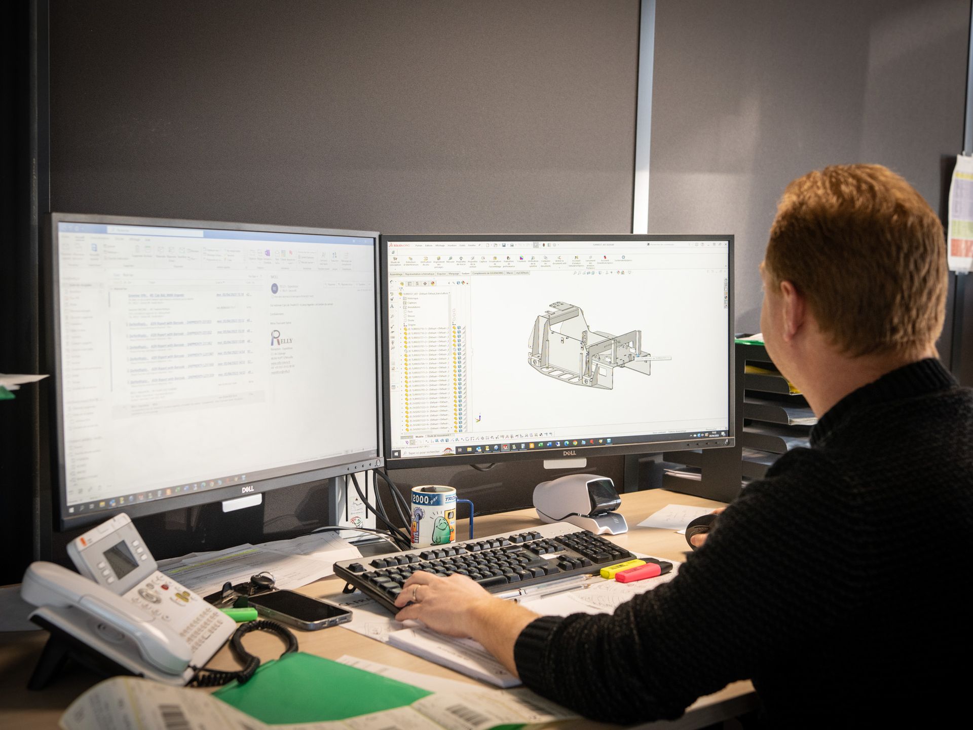 Homme devant un ordinateur concevant des pièces en 3d