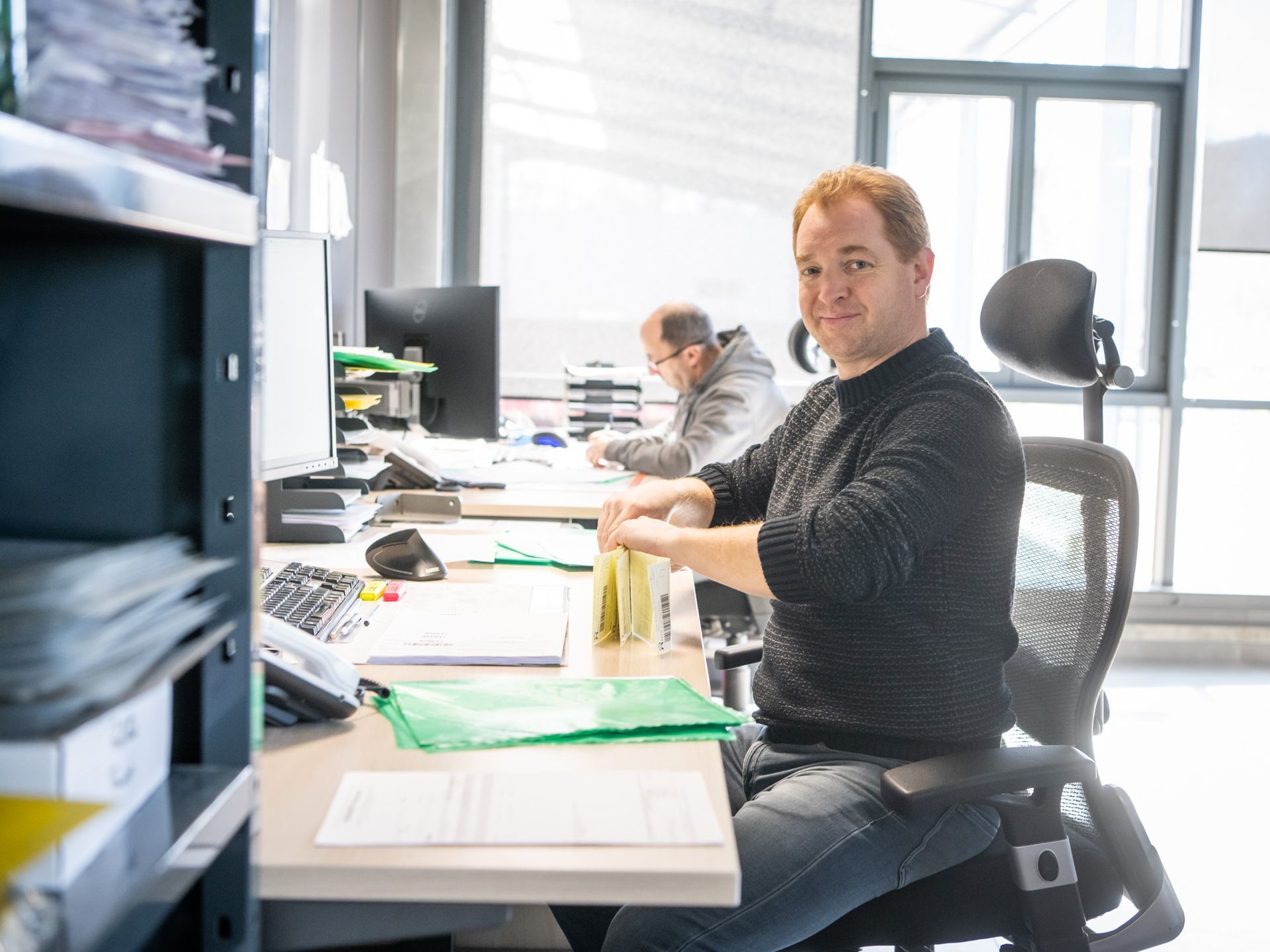 Homme devant un ordinateur pour l'étude technique