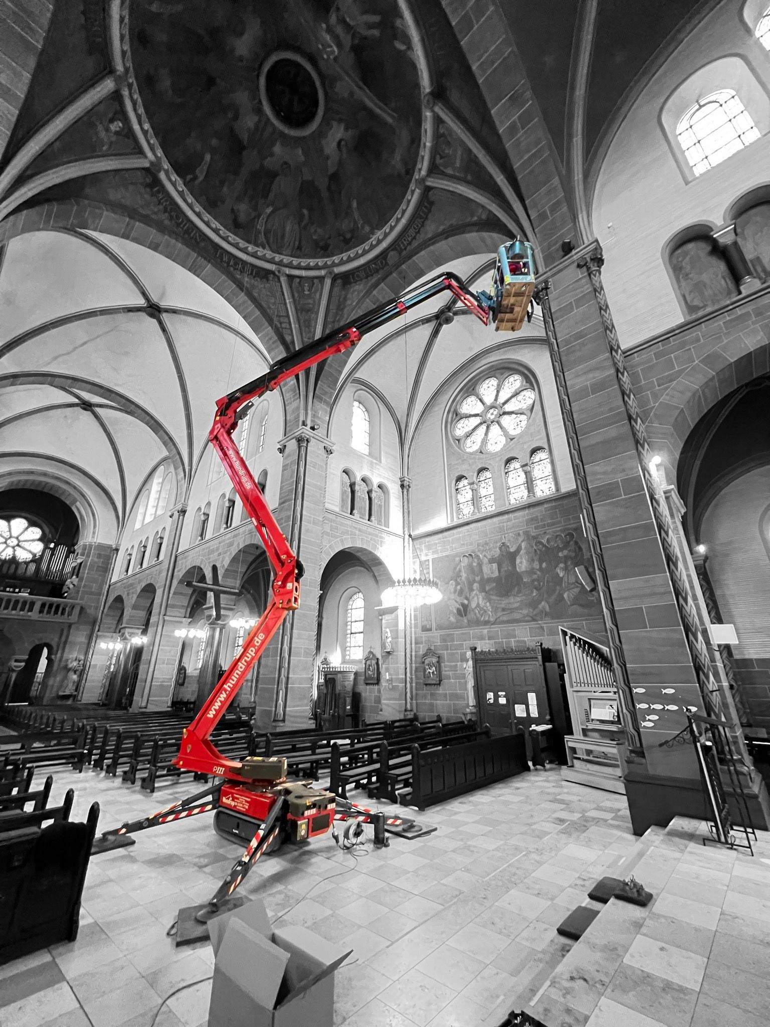 Bauaufzug im Kirchenschiff, der bis zur zu reparierenden Decke reicht.