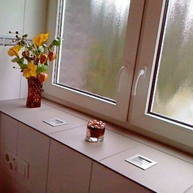 Indirekte Beleuchtung im Badezimmer auf dem Fensterbrett