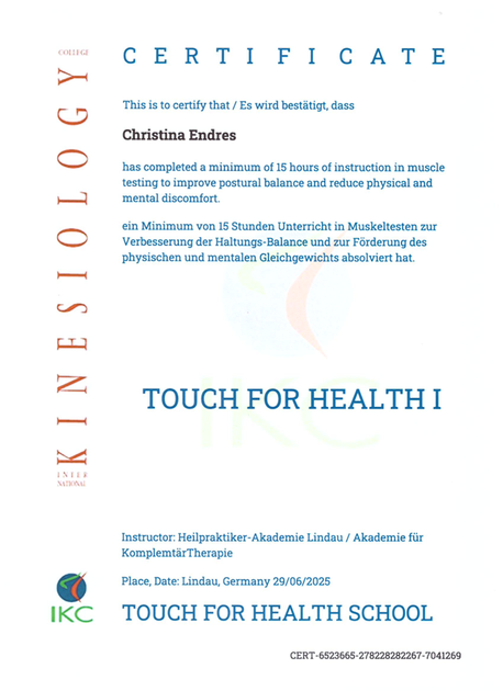 Urkunde für Christina Druzen von der Touch for Health School, mit blauer und orangefarbener Schrift auf weißem Hintergrund