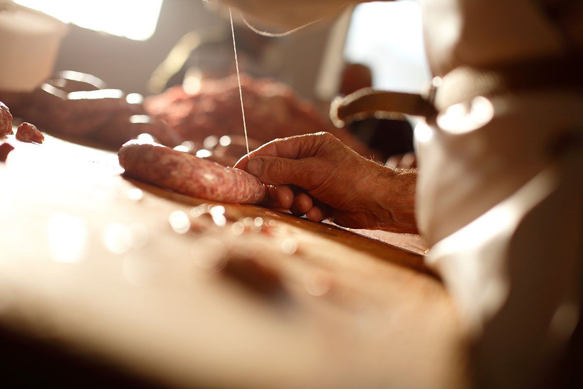 Boucher qui fait une saucisse