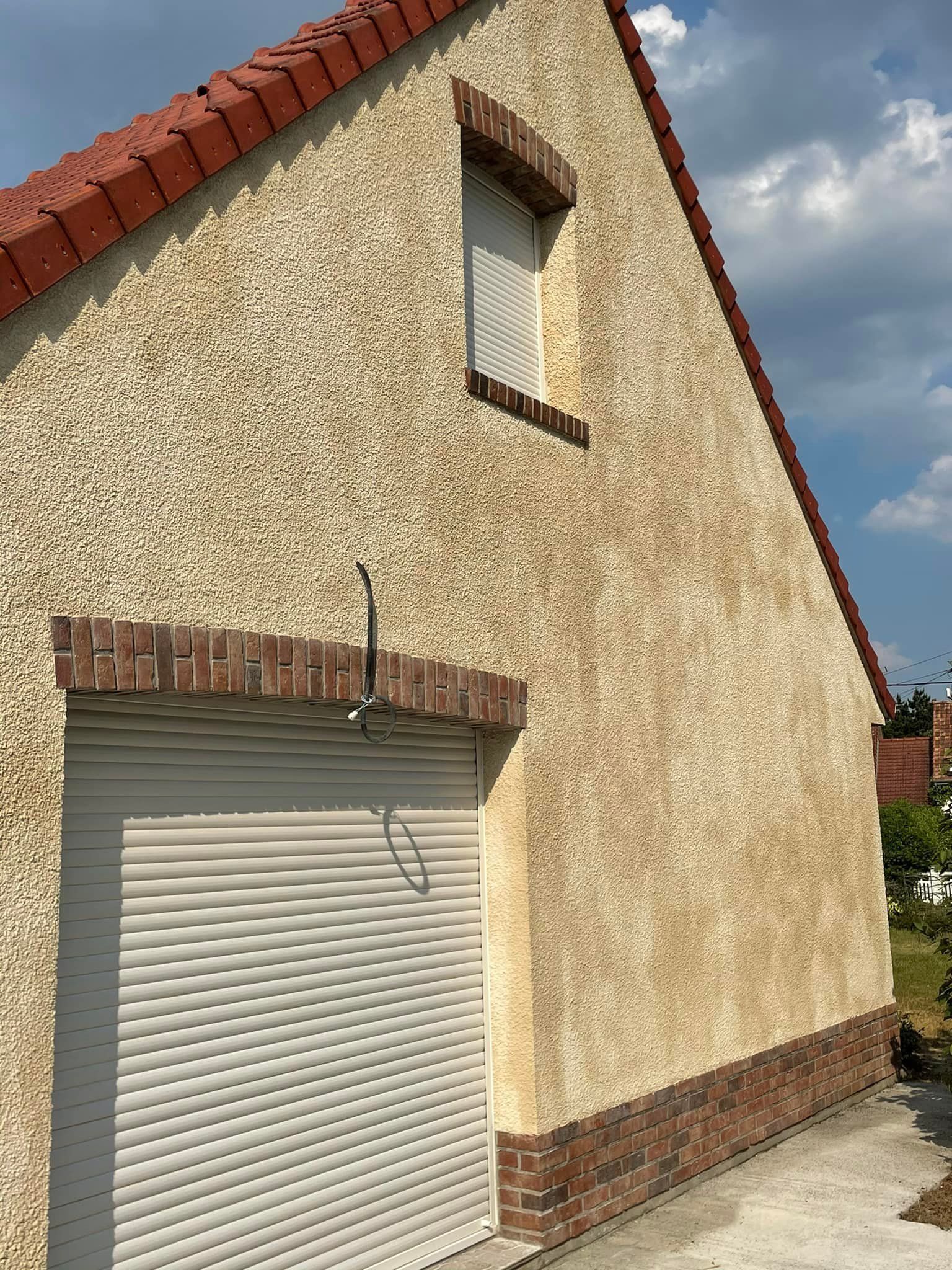 Photo d'une maison bleue avec des fenêtres et portes blanches