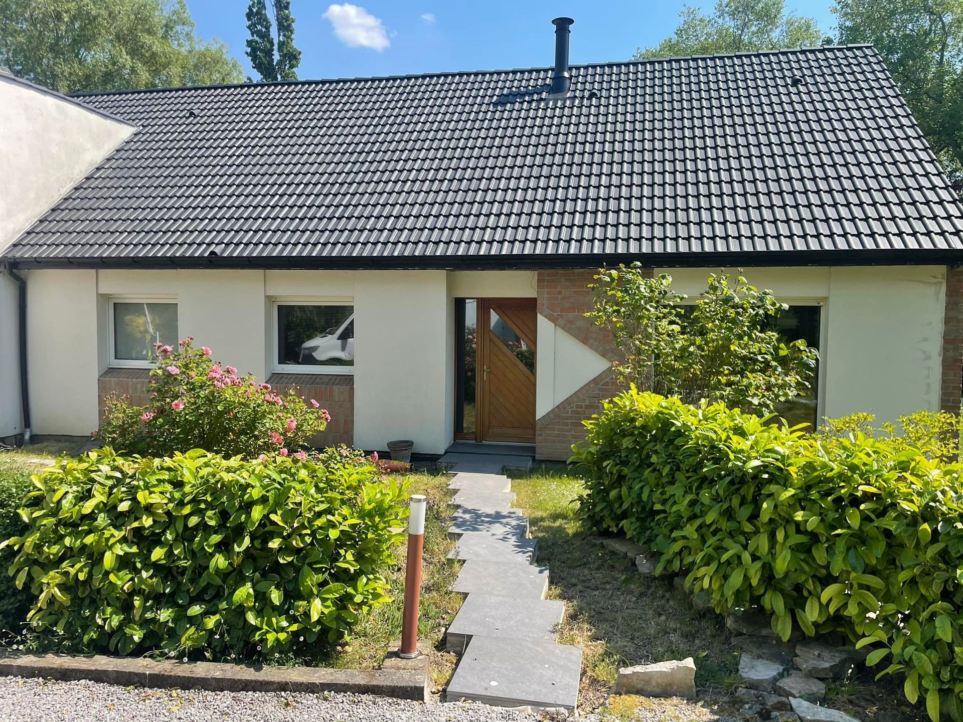 Toiture avec un côté gauche nettoyé et le côté droit avec de la saleté