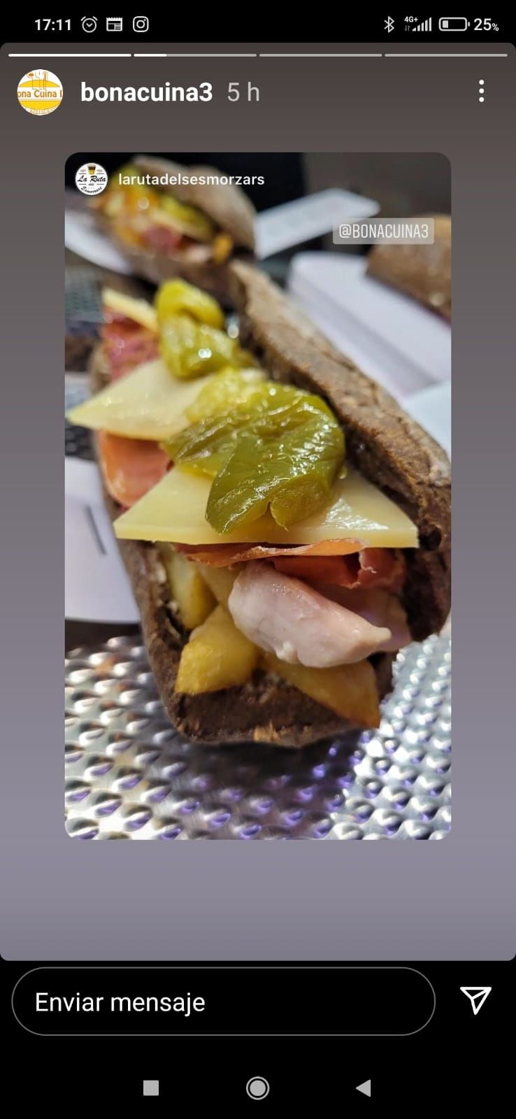 Un primer plano de un sándwich en un plato en la pantalla de un teléfono.