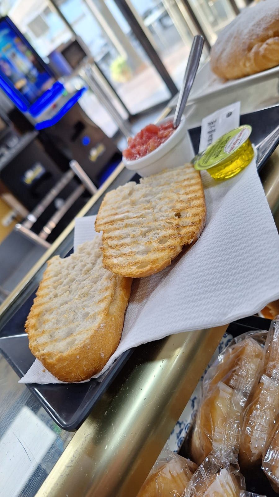 Un primer plano de un plato de comida sobre una mesa.