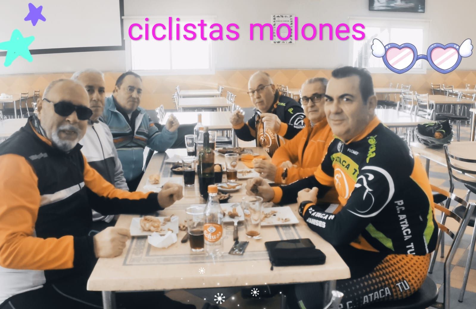 Un grupo de hombres está sentado en una mesa en un restaurante.