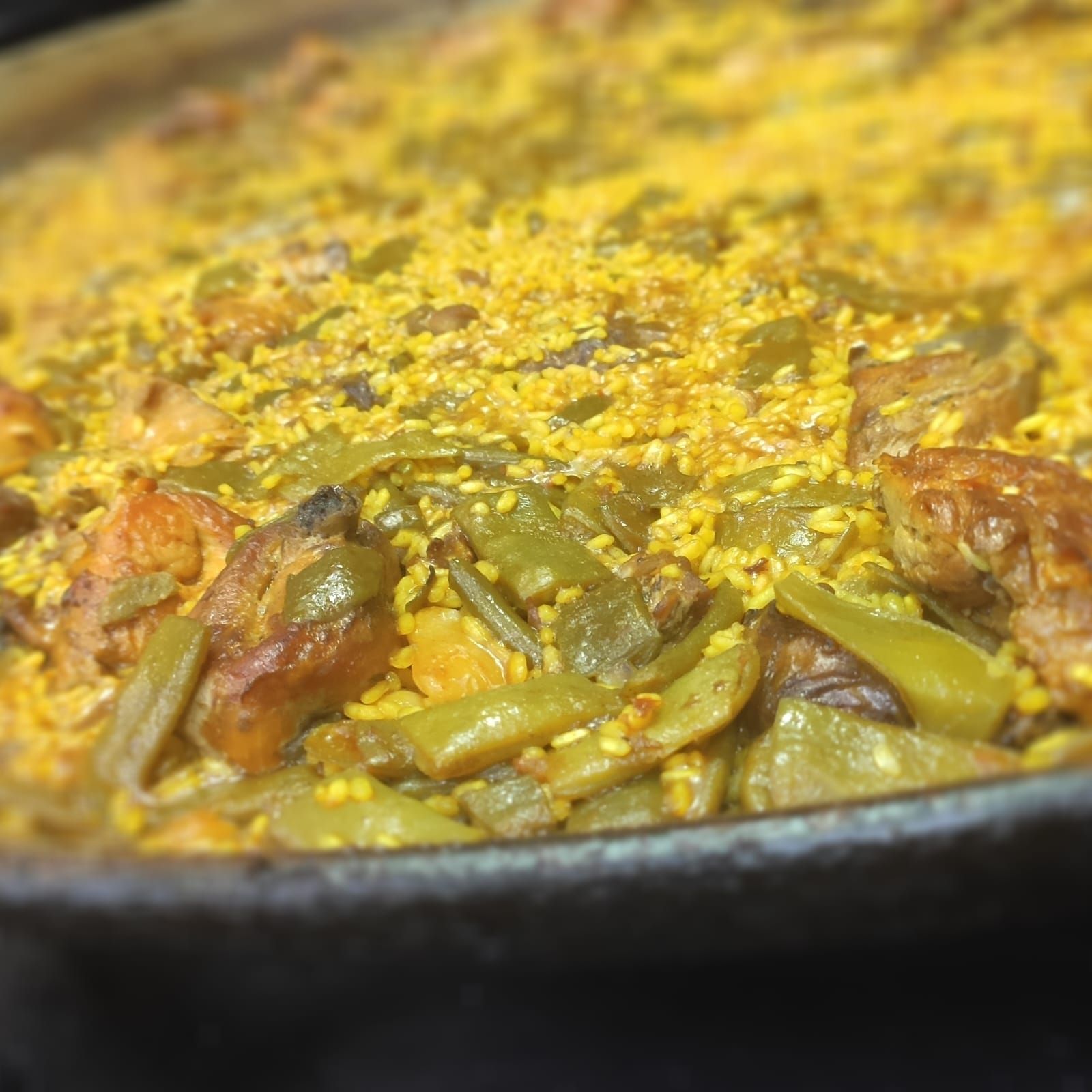 Un primer plano de una sartén llena de arroz y verduras.