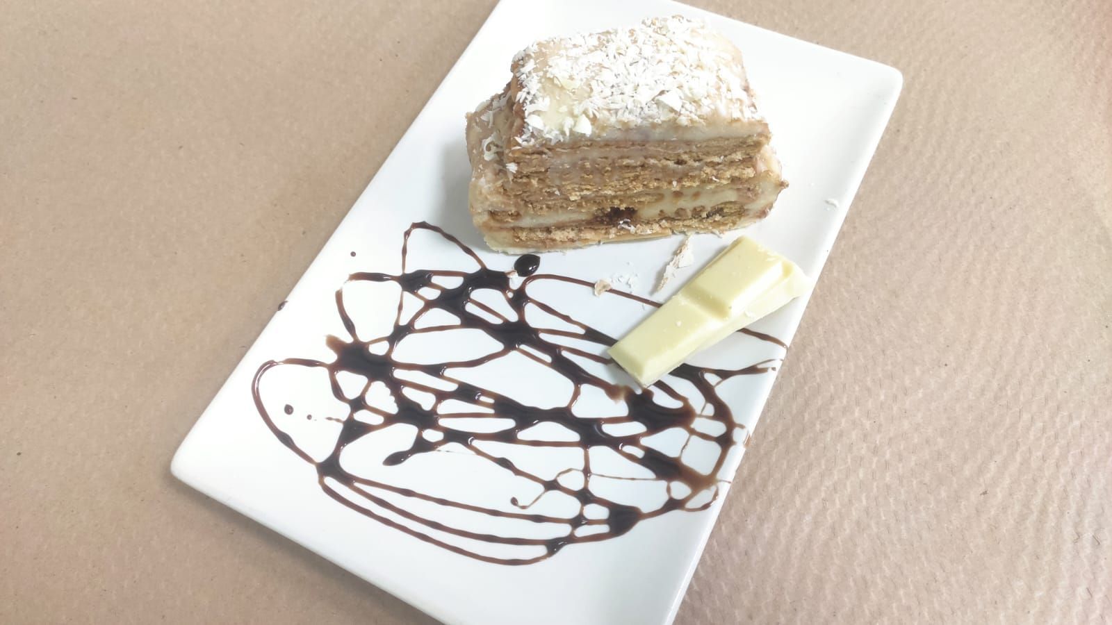 Un plato blanco con un trozo de pastel encima.