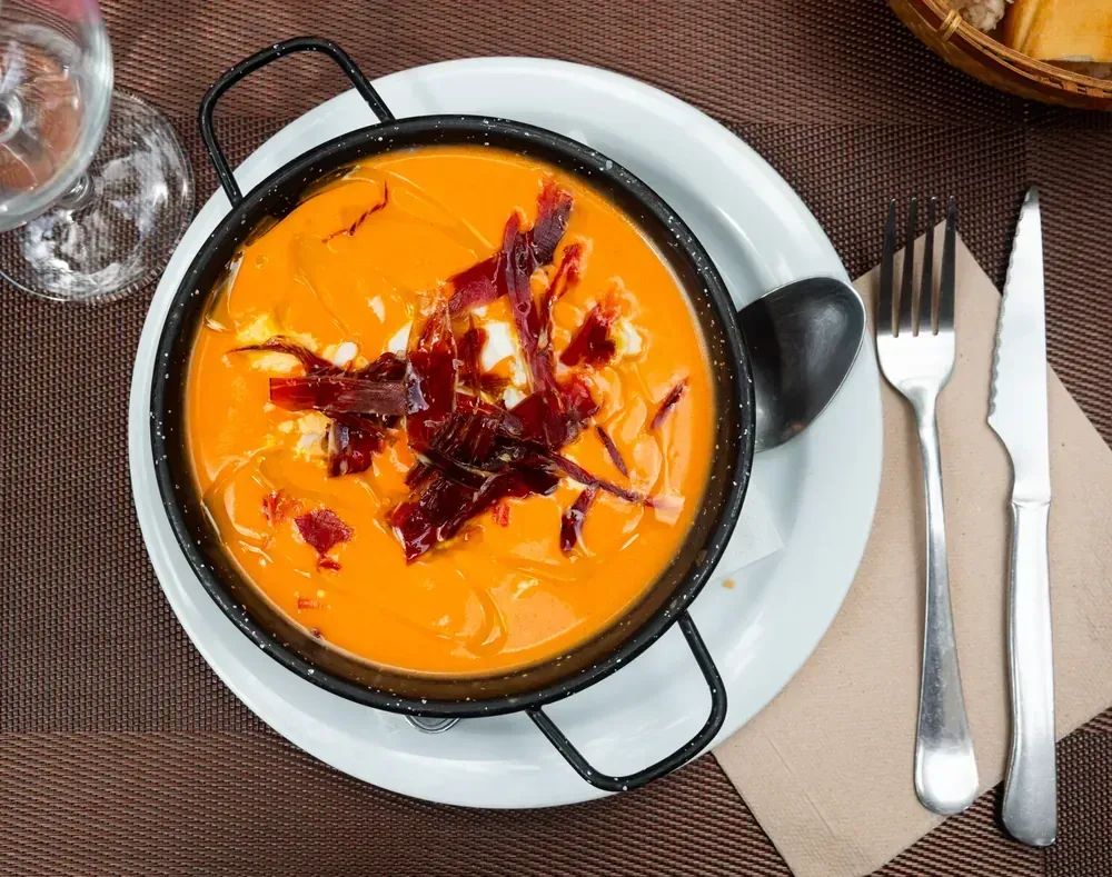 Plato de salmorejo con huevo y jamón 