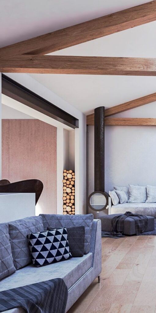 Una sala de estar con sofá, chimenea y vigas de madera.