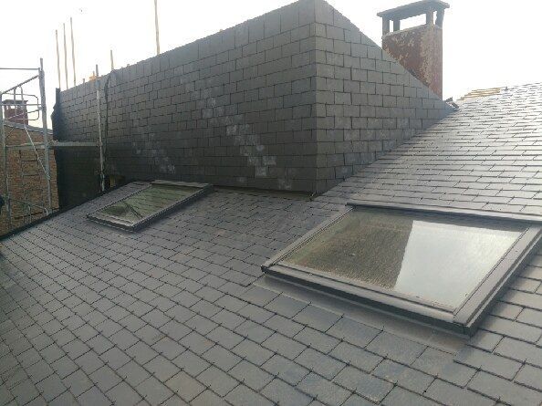 Fenêtres de toit sur une couverture en ardoise