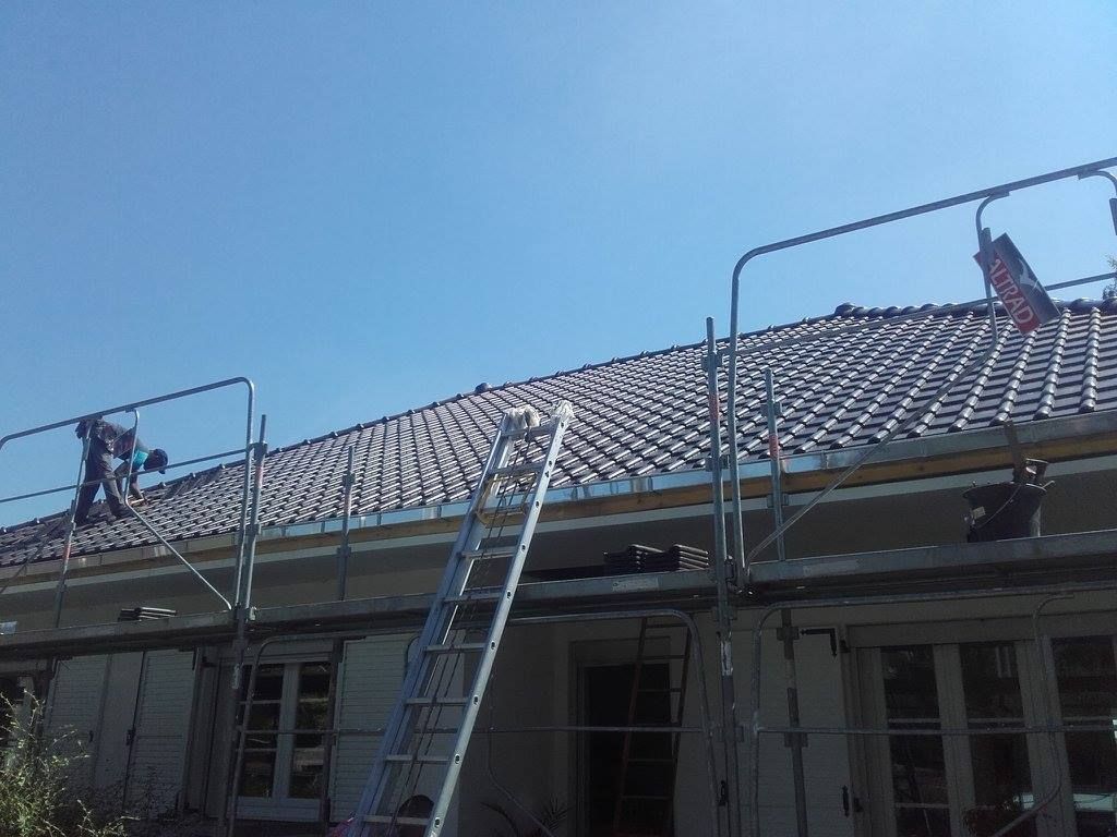 Une toiture de maison en travaux avec des échafaudages