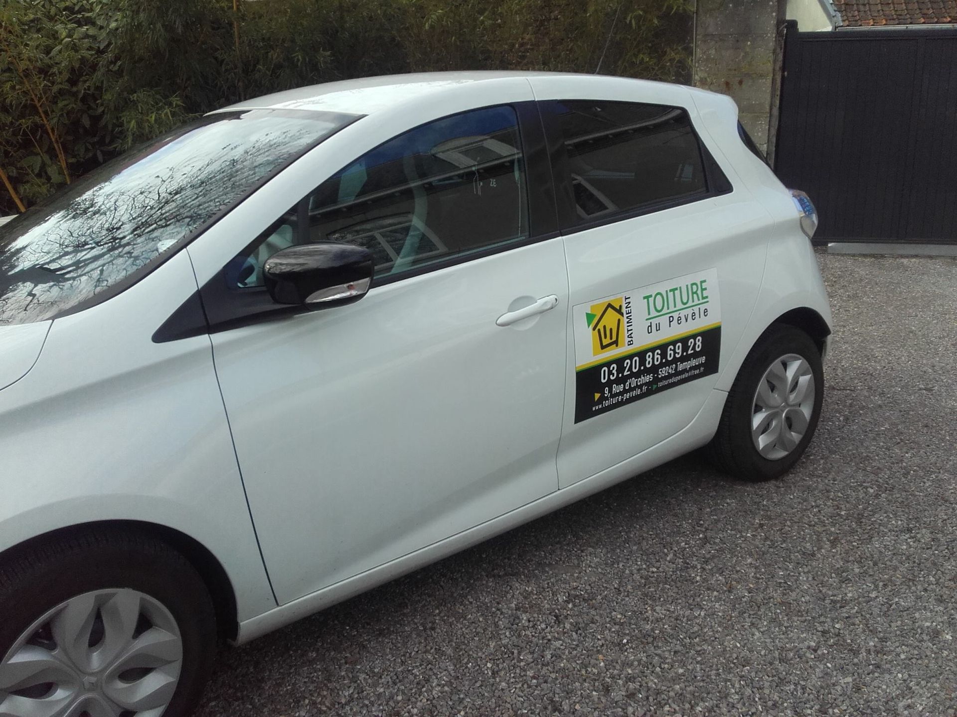 Véhicule estampillé au logo de Toiture du Pévèle