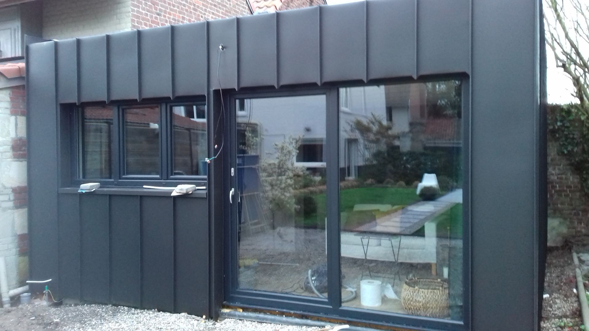 Maison avec un bardage métallique