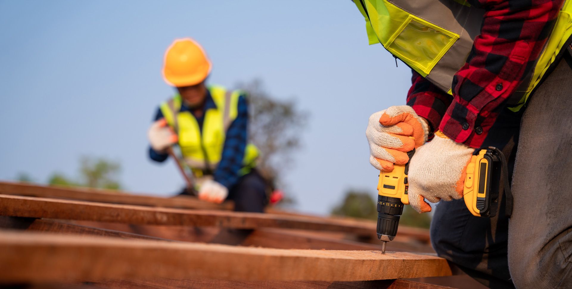 Deux charpentiers qui fixent des armatures en bois