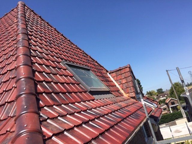 Fenêtre de toit sur une couverture de maison traditionnelle