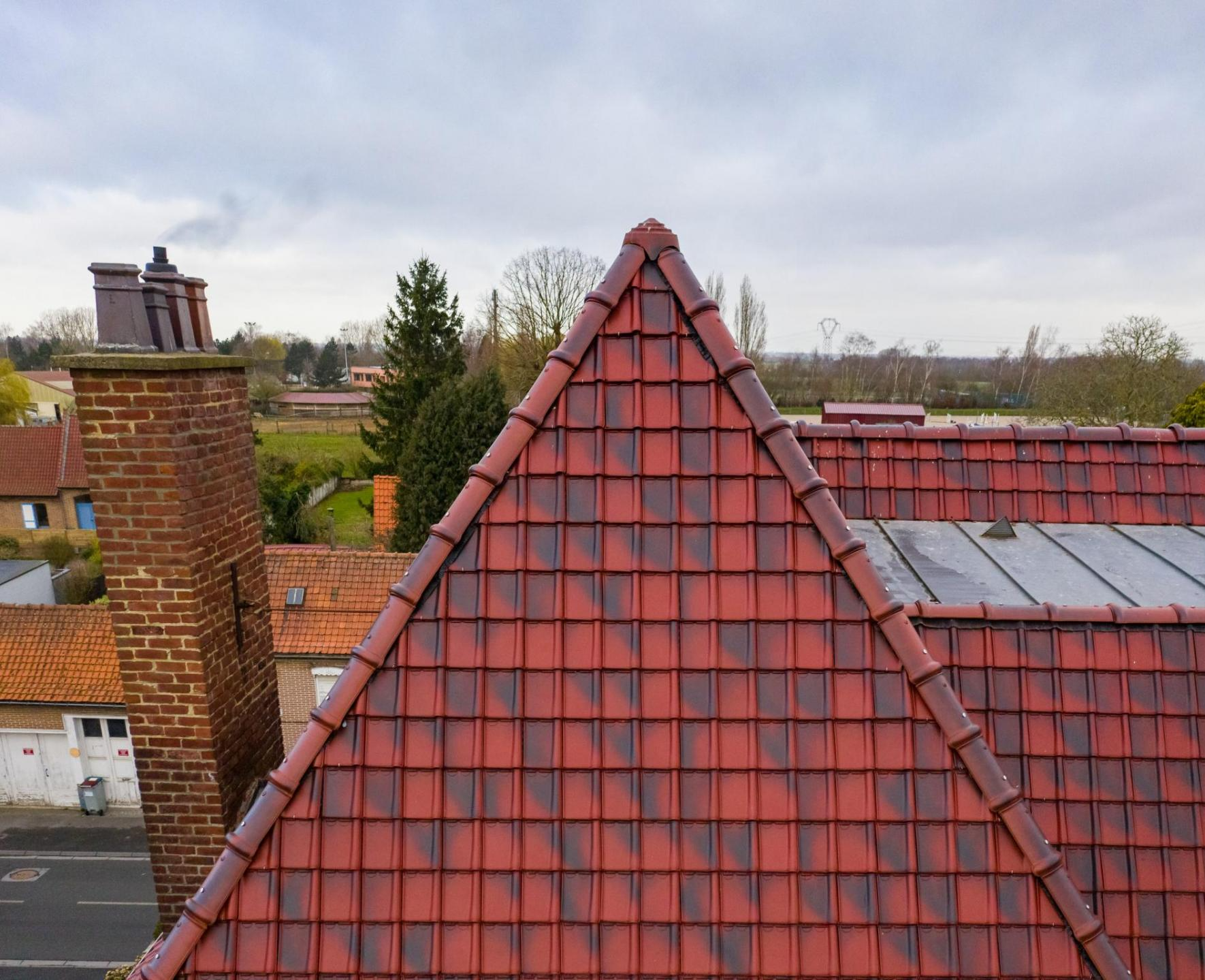 Détail d'une couverture sur un toit de maison traditionnelle