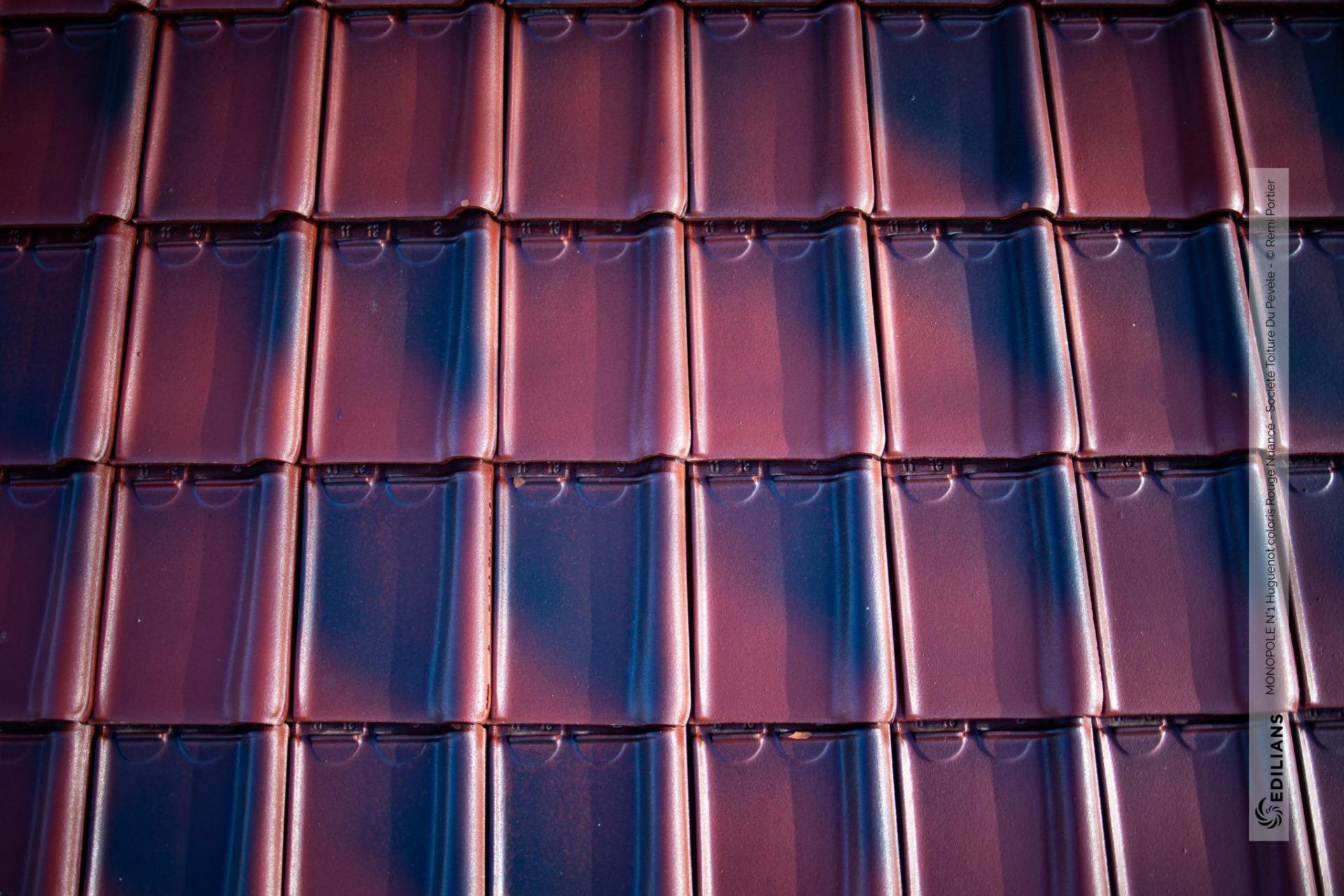 Détail de tuiles au ton rouge