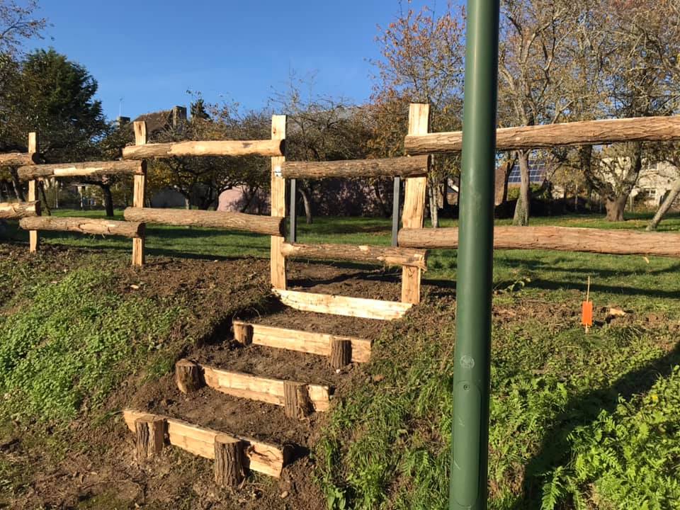 Clôture en bois et portillon associé