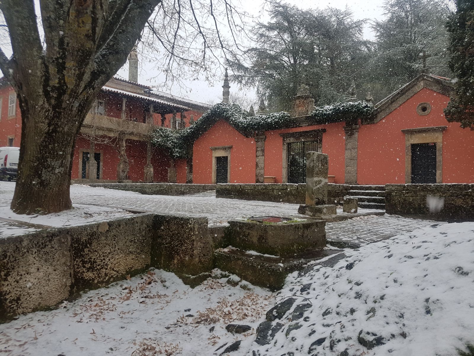 casa vermelha com neve