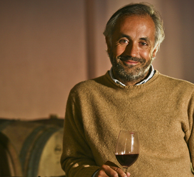 Homem com copo de vinho na mão