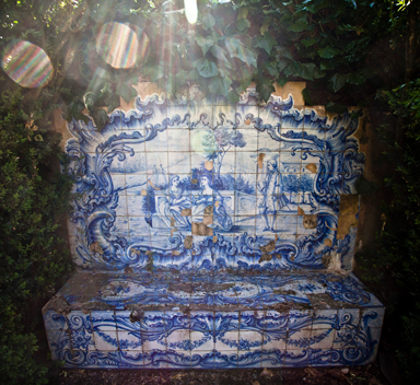 banco antigo em azulejo