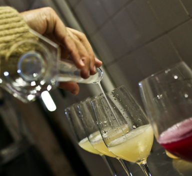 copos de vinho branco e tinto