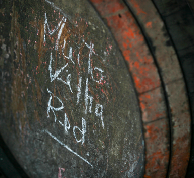 Pipa de vinho que tem escrito 