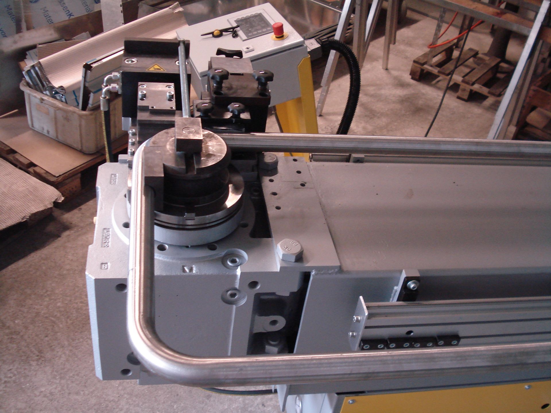 Metallindustriewerk Heinr. Hofmann GmbH Leistungen Rohrbiegen 01