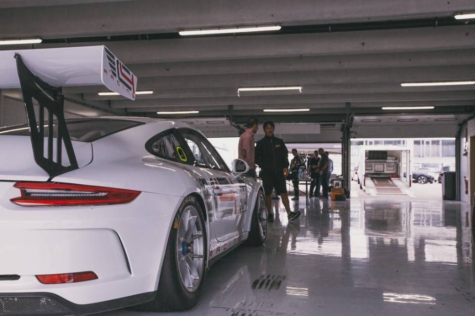 weißer Rennwagen in einer Halle