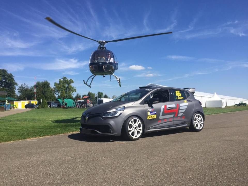 Helikopter über einem Pkw