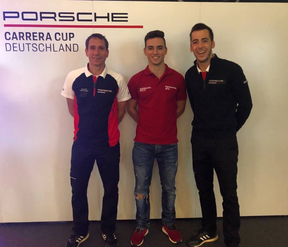 drei Männer vor einer Wand mit Porsche-Schriftzug