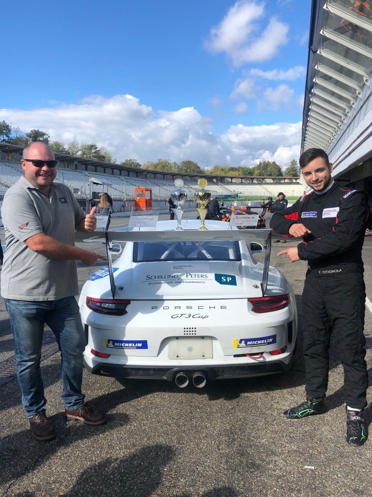 Rennwagen von Porsche von hinten