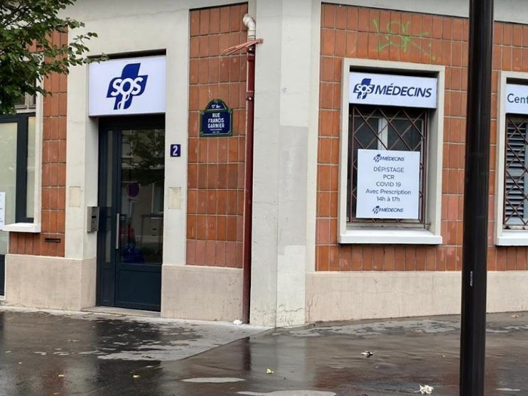 Cabinet d'SOS Médecins dans le coin d'une rue