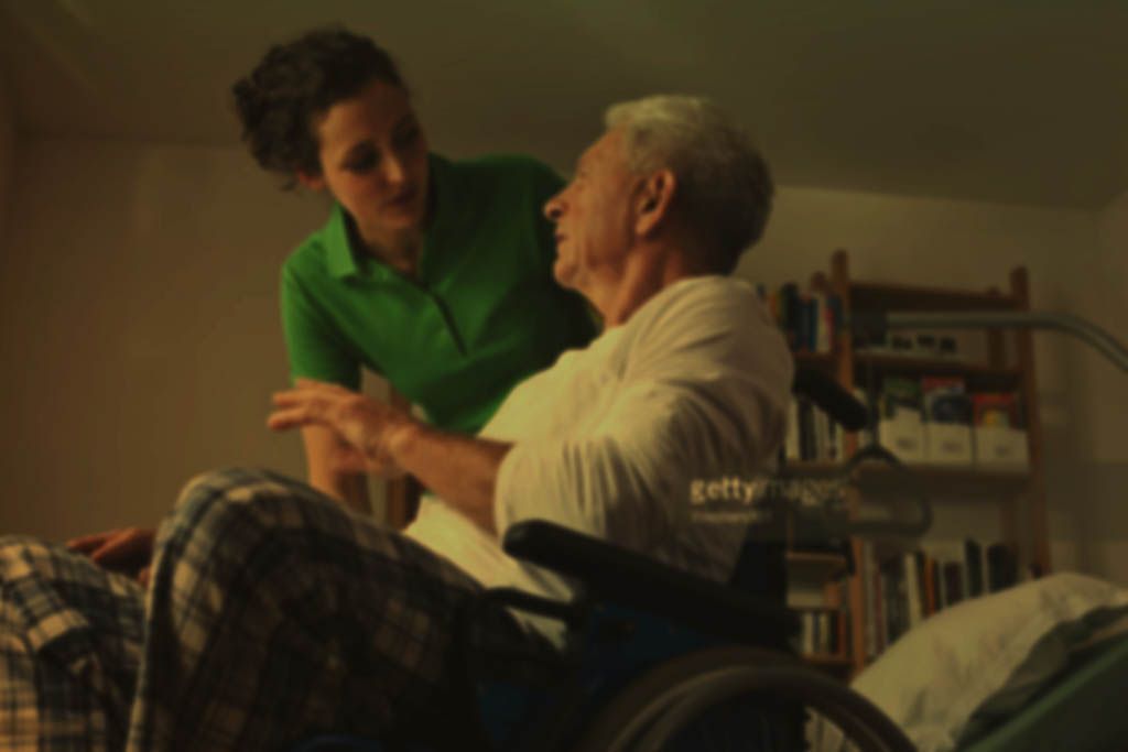 Employée d'une maison de retraite avec une personne âgée