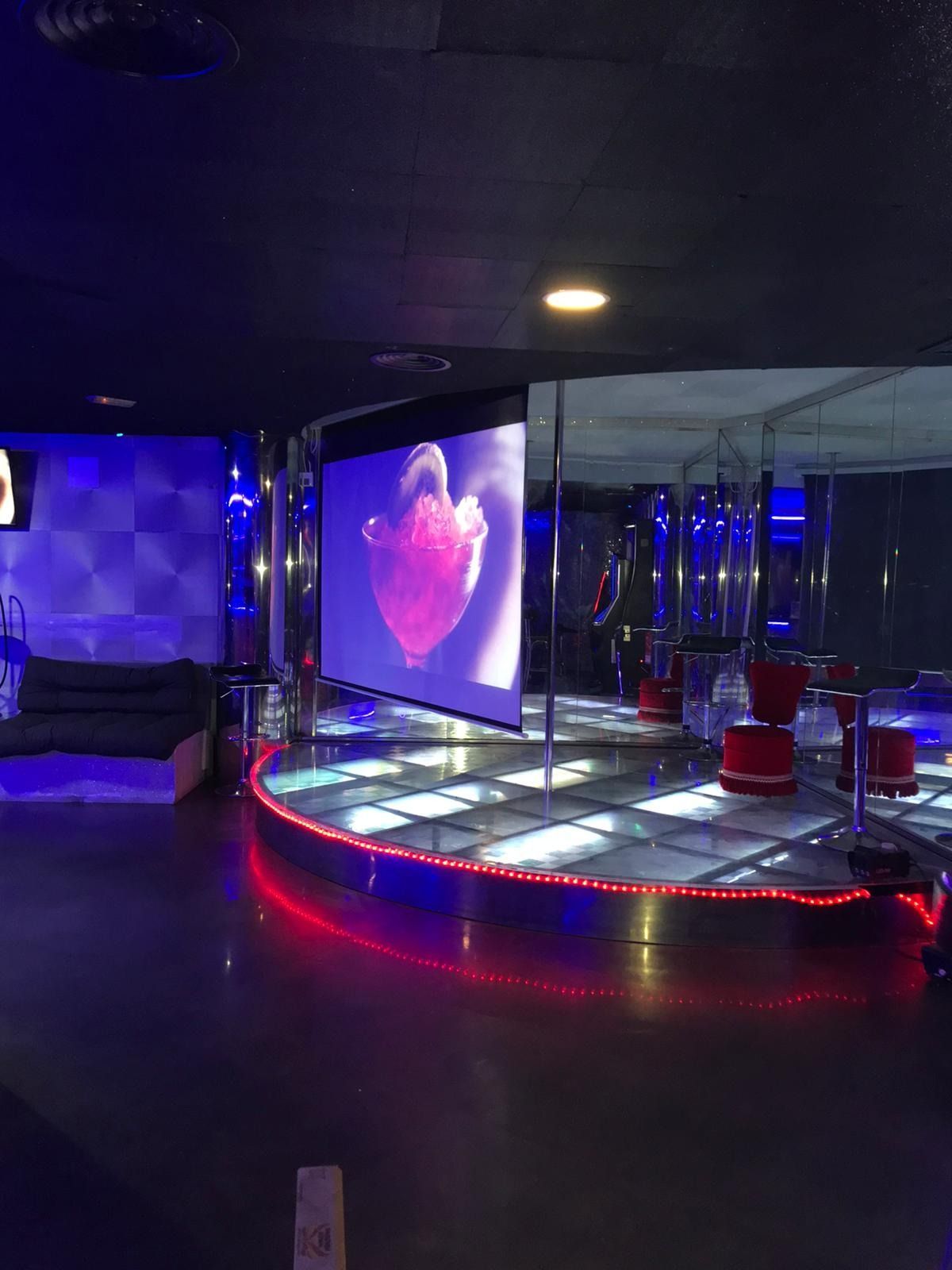 Una habitación con una pantalla grande y un corazón en ella.