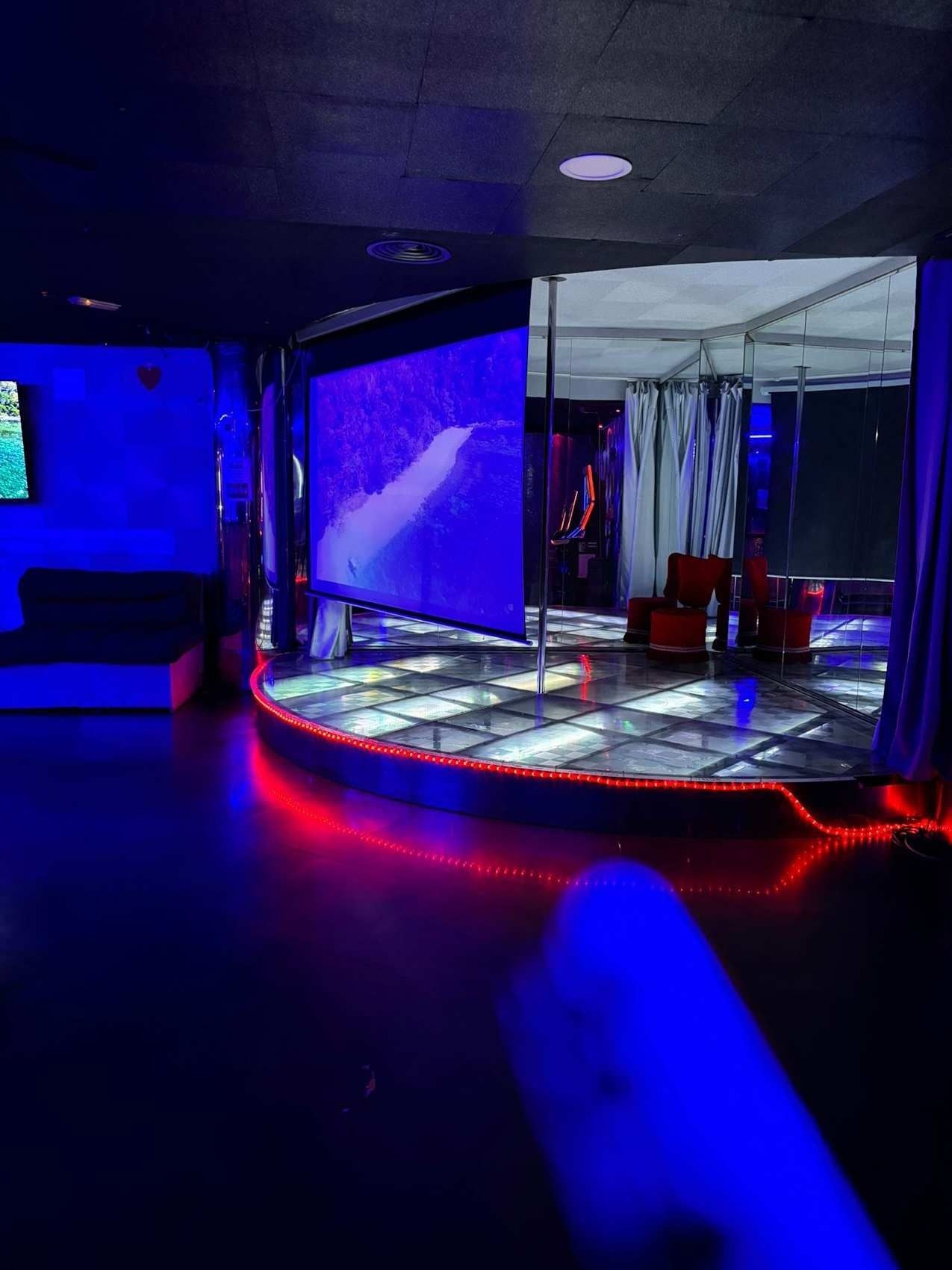 Una habitación con un escenario y un sofá.