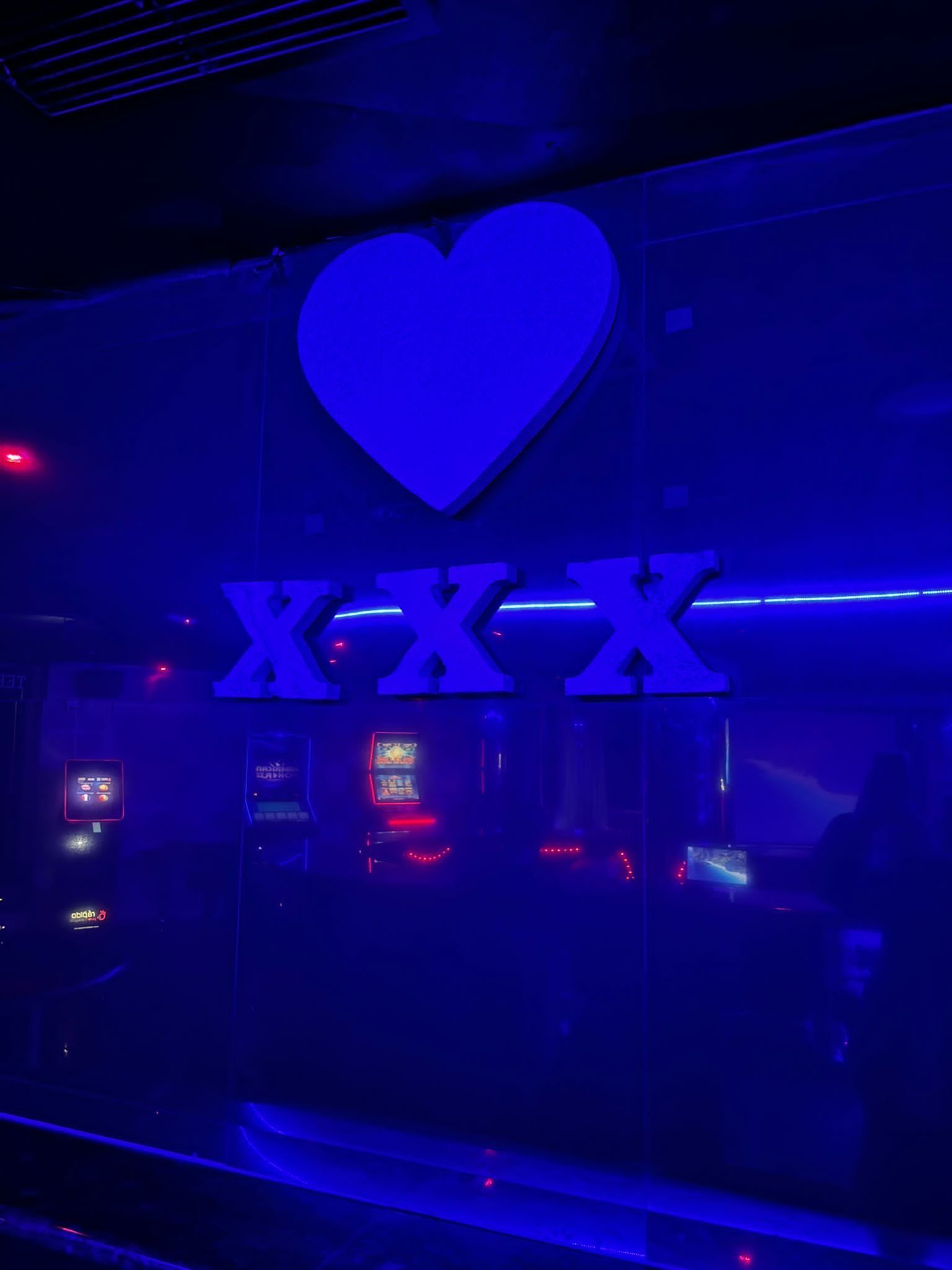 Un corazón azul cuelga del techo de una habitación oscura.