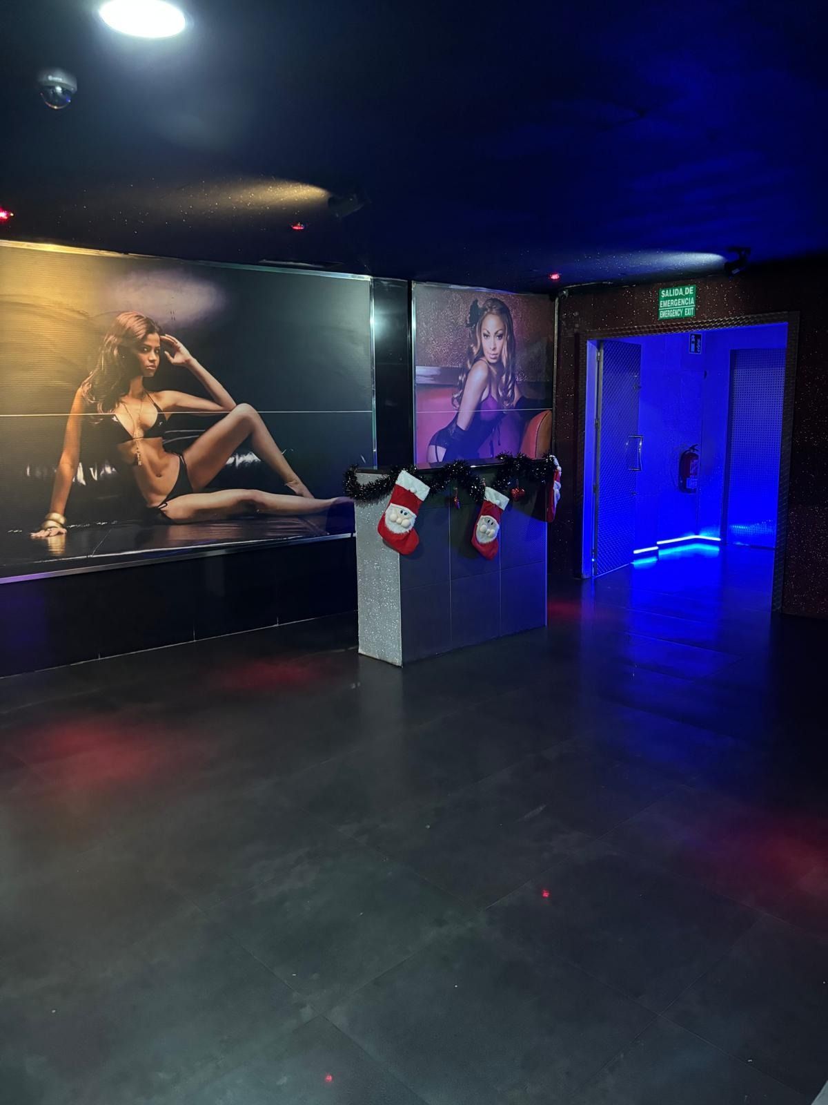 Una habitación con una foto de una mujer en la pared.