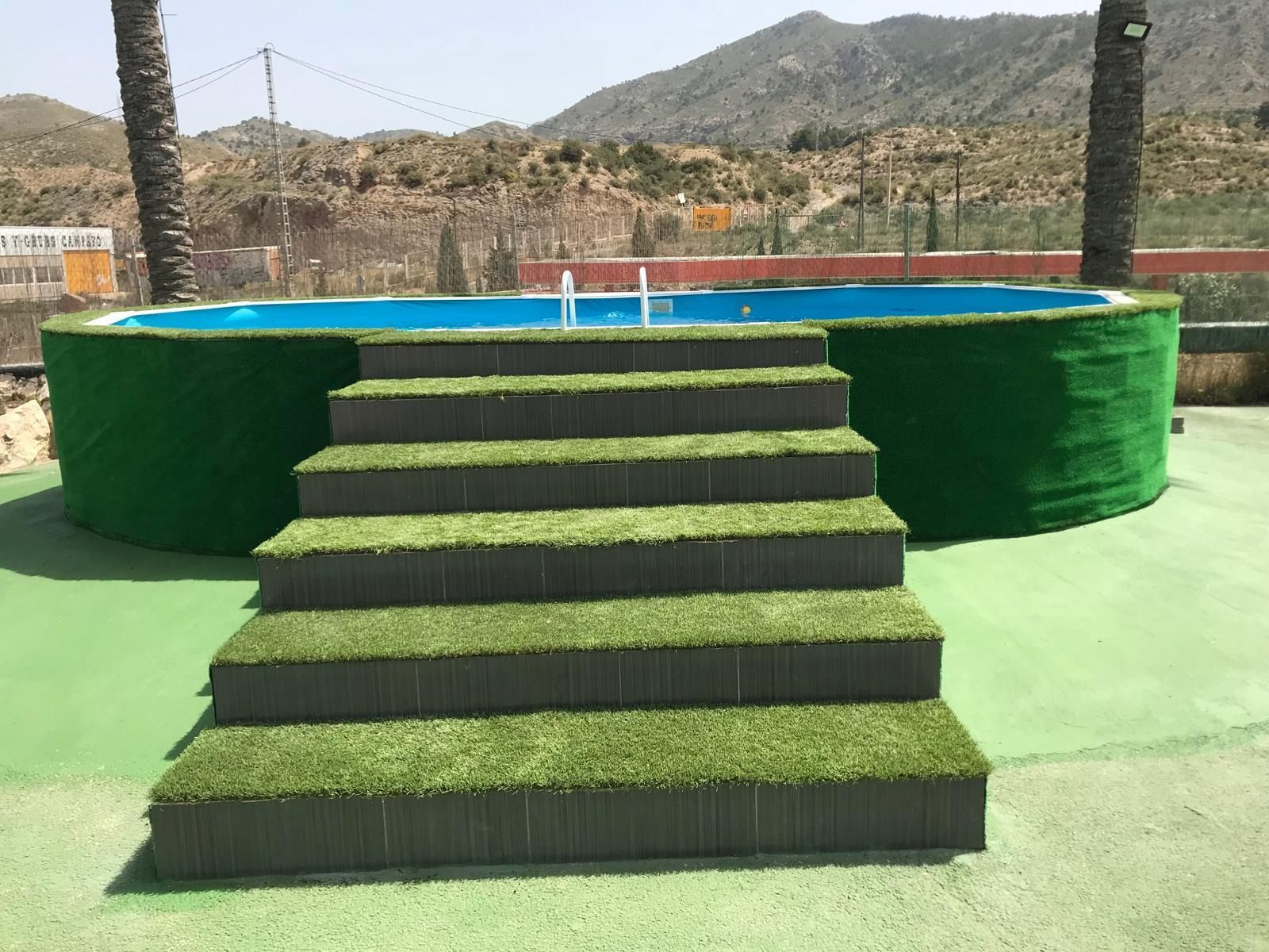 Una piscina con escaleras que conducen a ella.