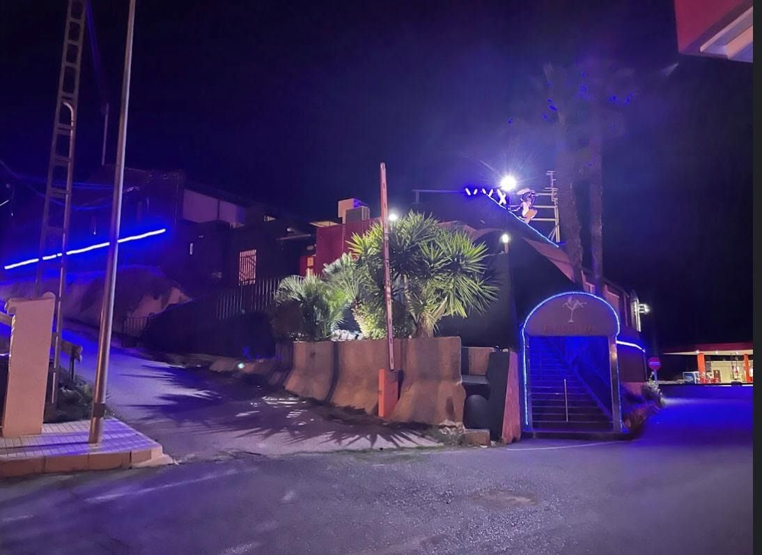 Un edificio está iluminado por la noche con luces azules.