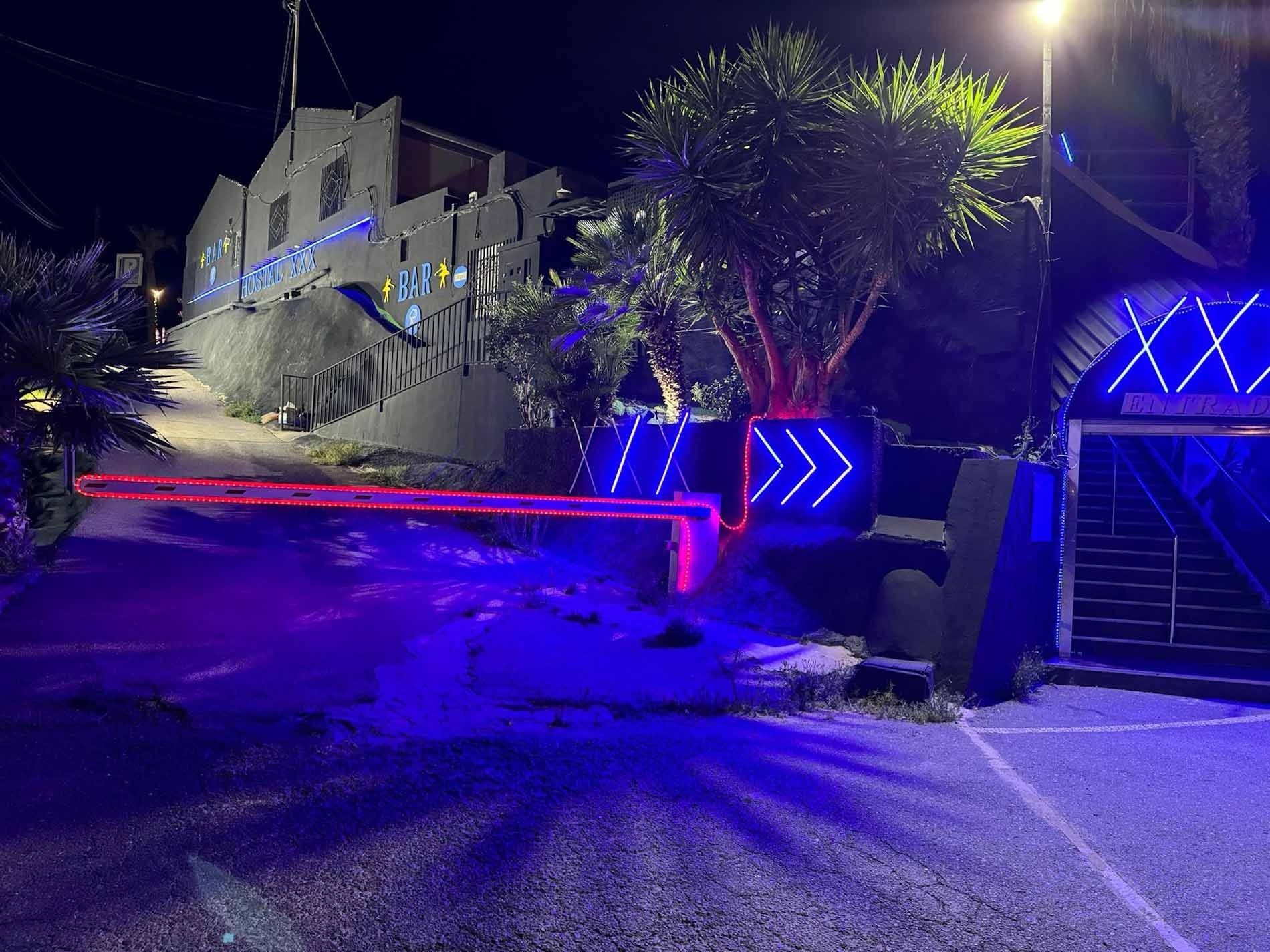 Un edificio con muchas luces está iluminado por la noche.