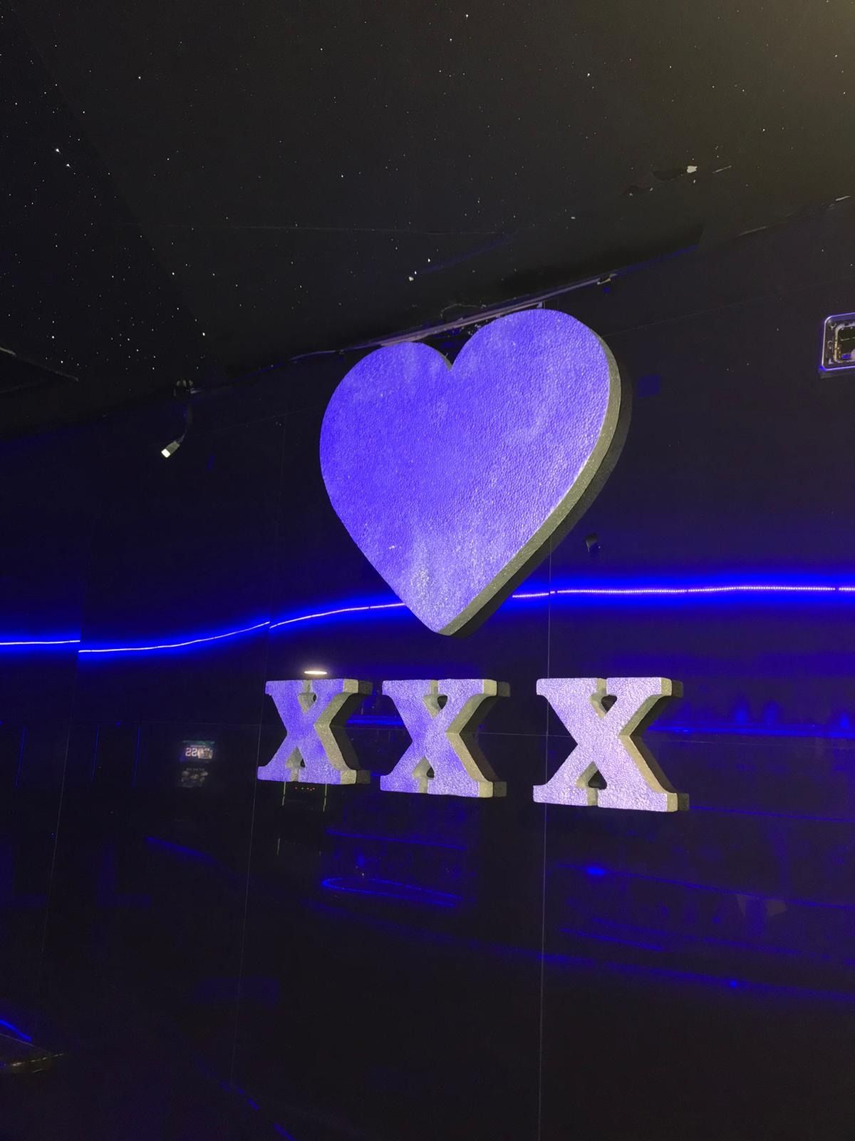 Un corazón morado está encima de las letras xxx