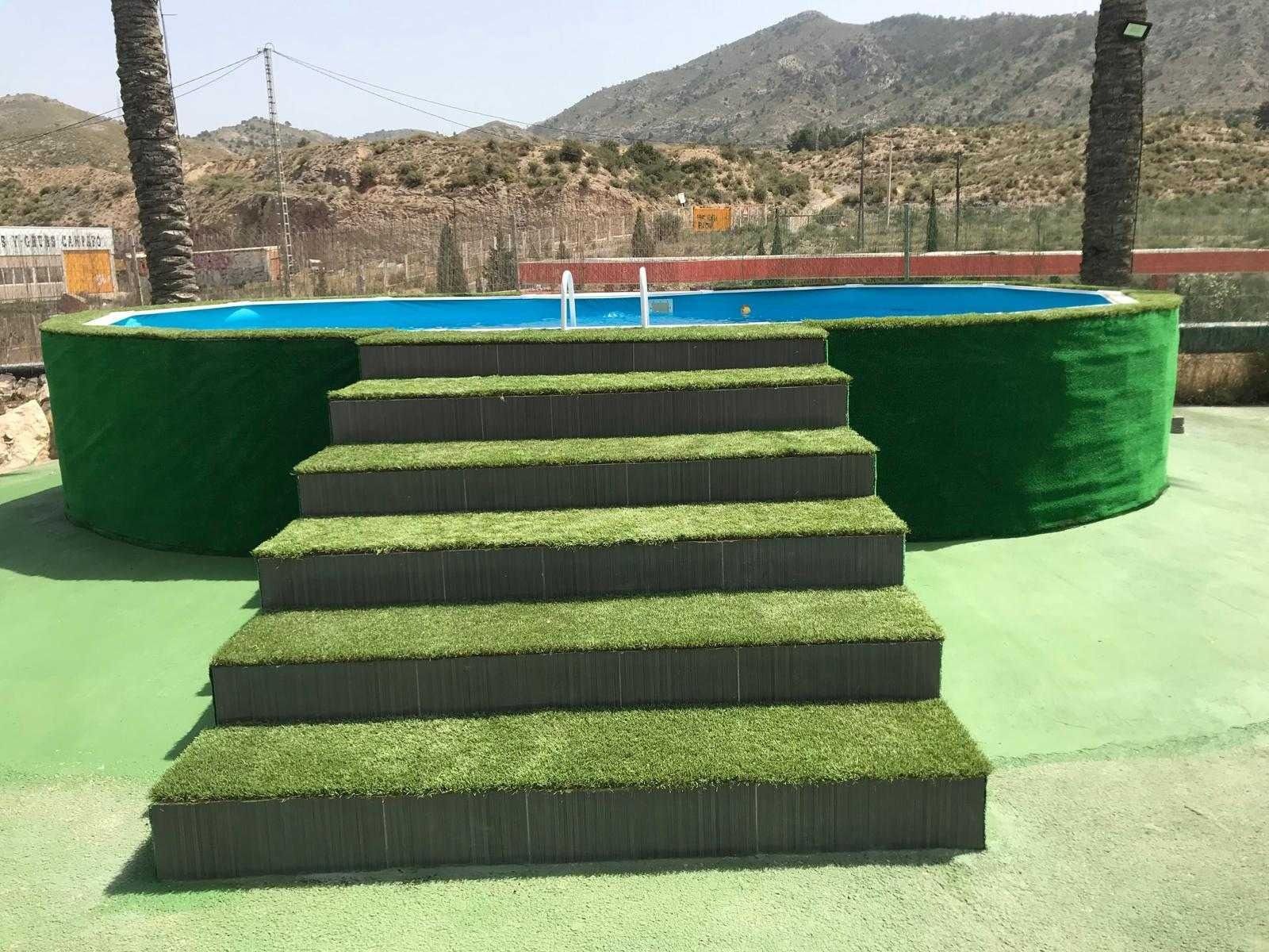 Una piscina con escaleras que conducen a ella.