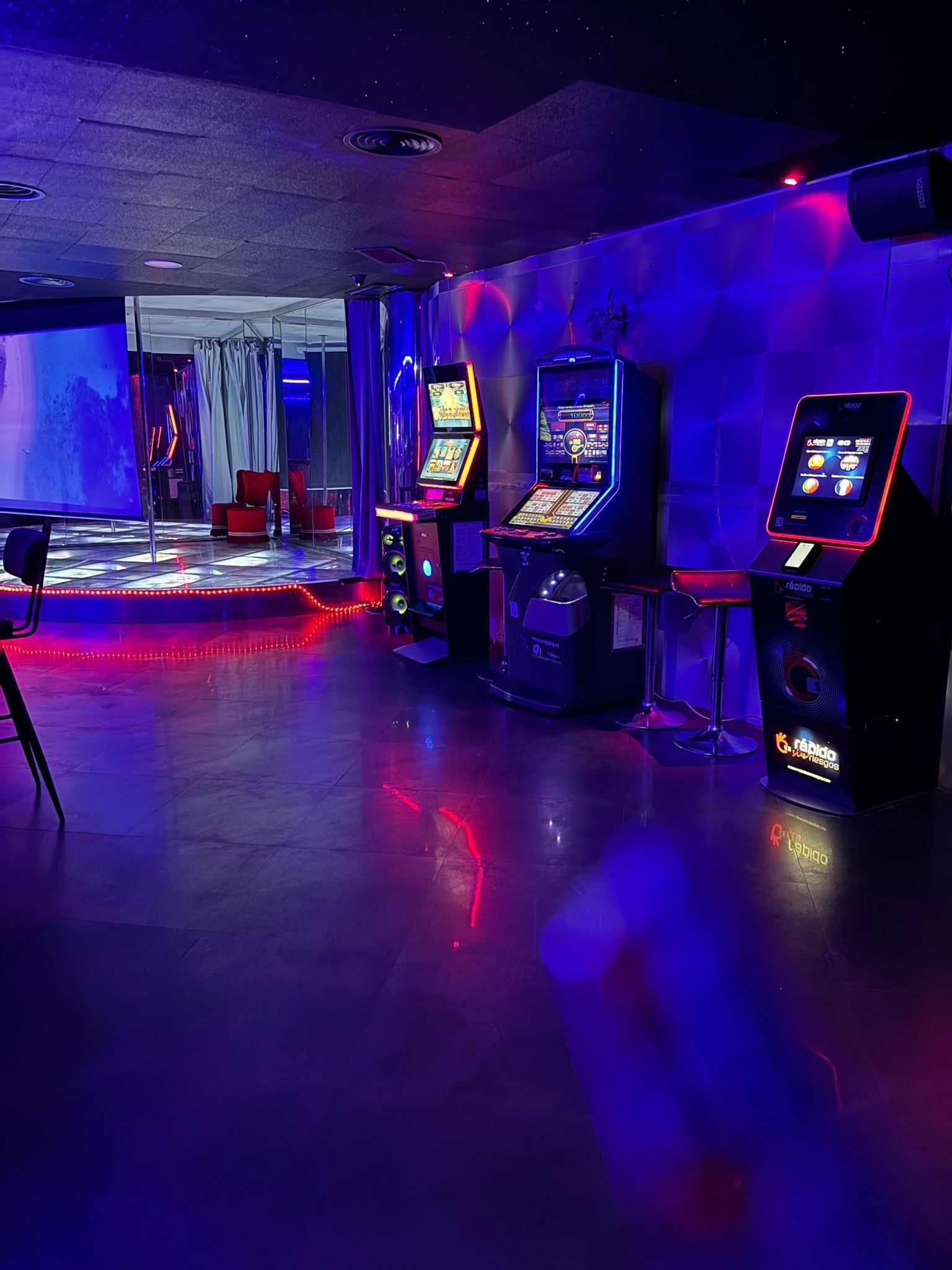 Hay muchos juegos de arcade en esta sala.