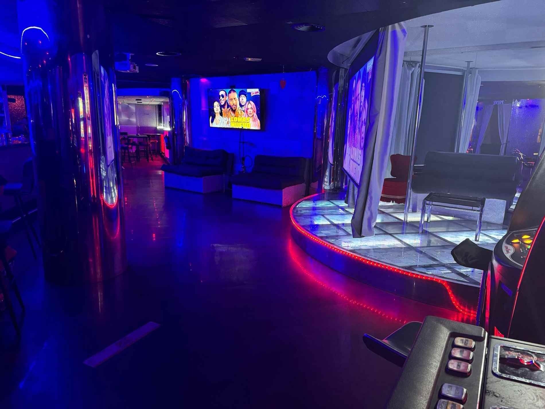 Una habitación grande con muchas luces y un televisor en la pared.