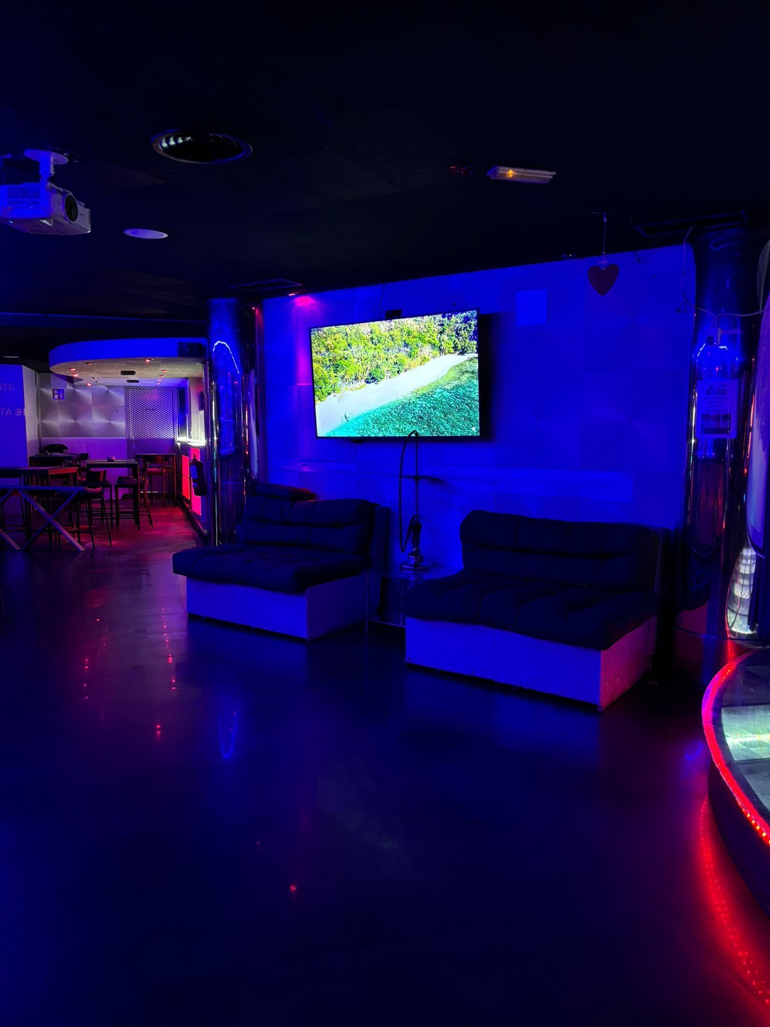 Hay un televisor en la pared en el medio de la habitación.