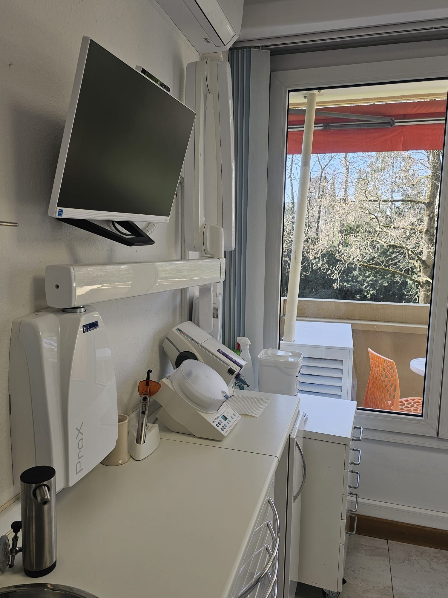 Un cabinet dentaire avec un écran d'ordinateur au mur